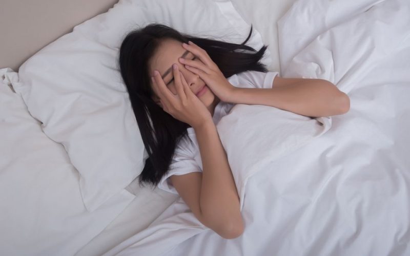5 Tips om piekeren in bed te voorkomen