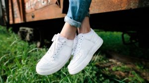 6 tips om schoenen weer wit te krijgen
